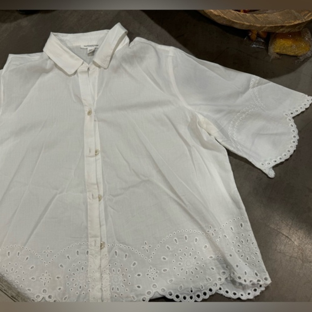 Beach lunch lounge! Beautiful white blouse w/ eyelet & scalloped edges-zoom in👀